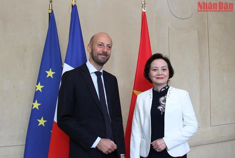 Bộ trưởng Chuyển đổi số và Công vụ Pháp Stanislas Guerini đón Bộ trưởng Nội vụ Phạm Thị Thanh Trà. (Ảnh: Khải Hoàn)
