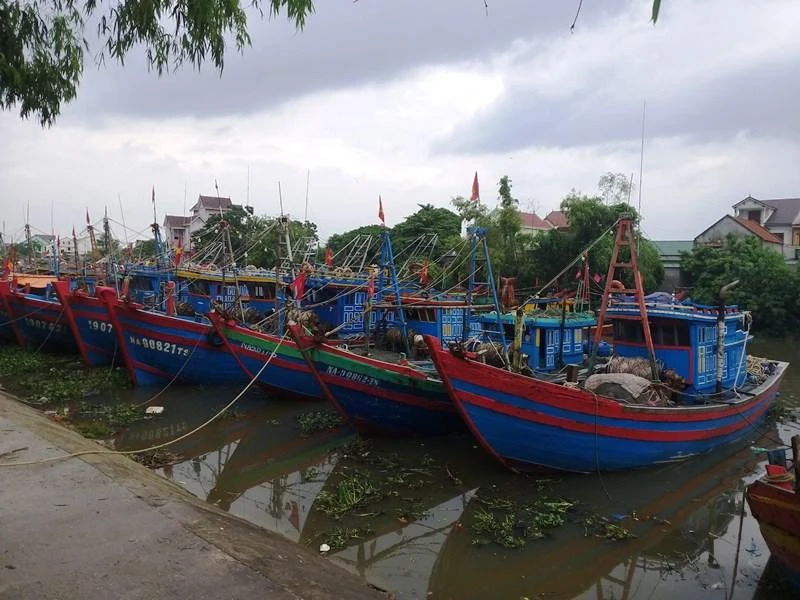 Tàu thuyền ngư dân Diễn Châu vào lạch neo đậu trú bão Noru an toàn.