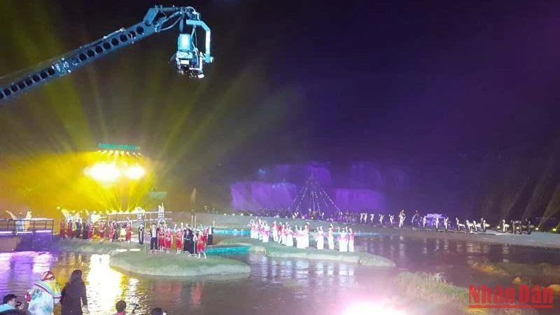 Chương trình “Lễ hội ánh sáng” khai mạc lễ hội du lịch thác Bản Giốc năm 2019.