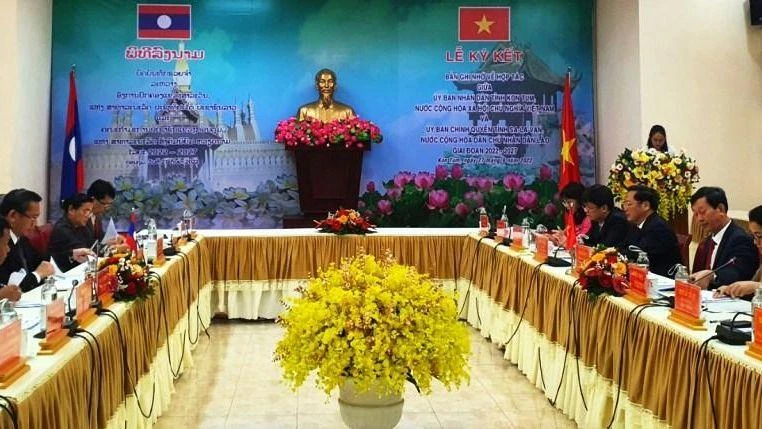 Quang cảnh buổi Lễ Ký kết Bản ghi nhớ hợp tác giữa tỉnh Kon Tum (Việt Nam) và Salavan (Lào).
