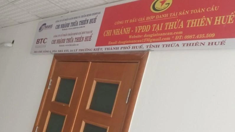 Nhiều ngày nay, Văn phòng đại diện Công ty đấu giá hợp danh trực tuyến Toàn Cầu tại Thừa Thiên Huế luôn đóng cửa để tránh người dân đến đòi tiền đặt trước.