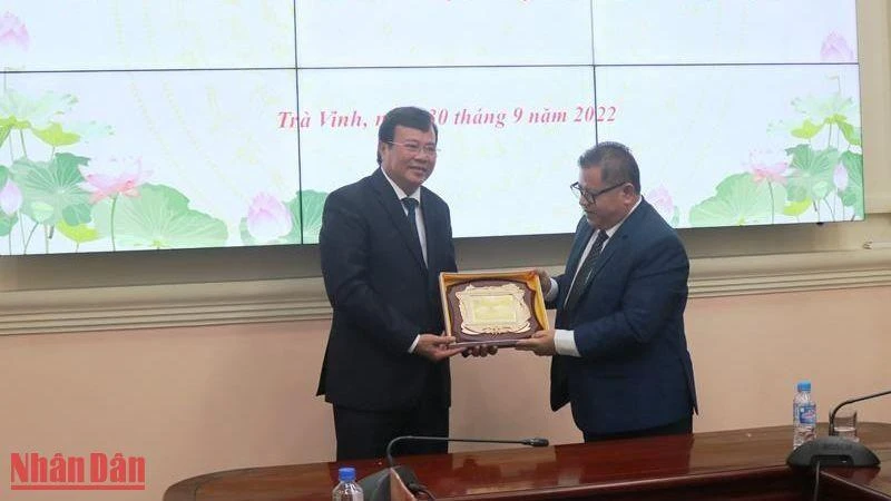 Quốc Vụ khanh Bộ Văn hóa và Nghệ thuật Campuchia Long Ponnasirivath (phải) được lãnh đạo Ủy ban nhân dân tỉnh Trà Vinh trao quà kỷ niệm. 