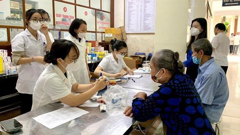 Cấp phát thuốc chữa bệnh miễn phí cho người dân tại huyện Hoa Lư (Ninh Bình), ngày 2/10.