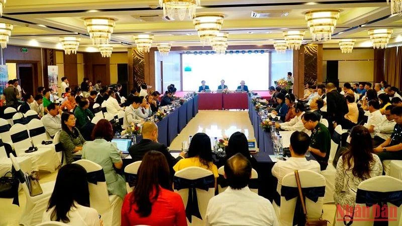 Đại biểu dự Hội thảo liên kết phát triển du lịch vùng biên giới Việt Nam-Lào.