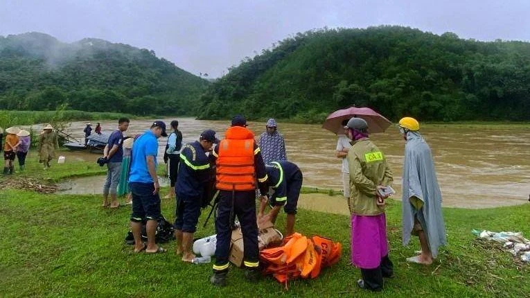 Lực lượng chuyên nghiệp cùng nhân dân triển khai tìm kiếm nạn nhân.