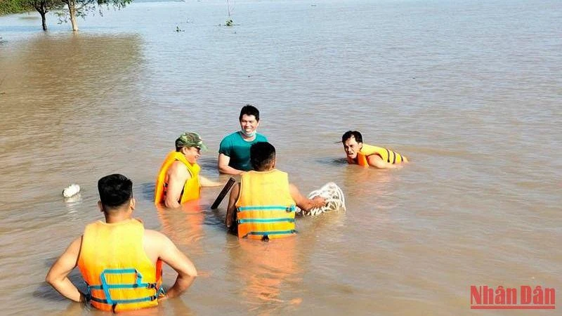 Lực lượng công binh tỉnh Trà Vinh trục vớt quả bom tại bãi biển xã Mỹ Long Nam, huyện Cầu Ngang.