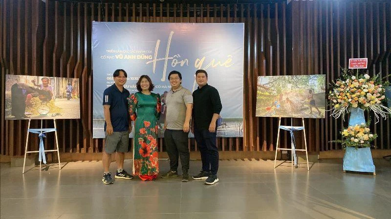 Không gian trưng bày các tác phẩm của nhiếp ảnh gia Vũ Anh Dũng.