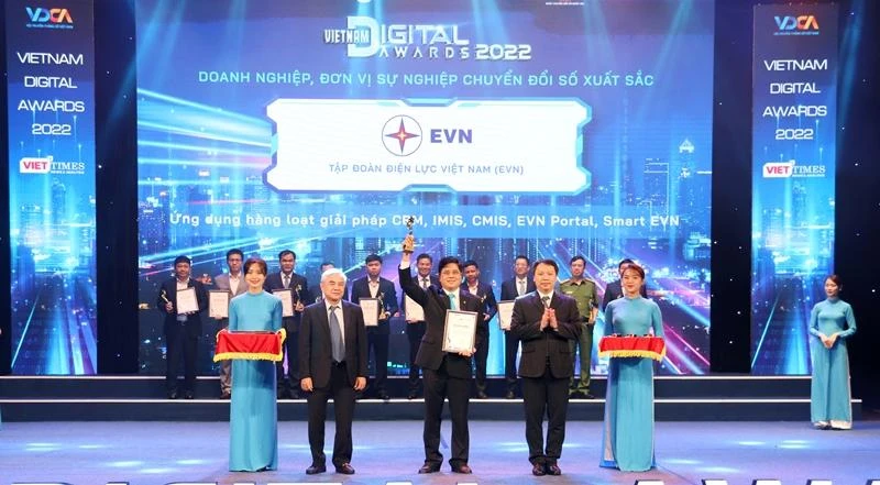 Phó Tổng Giám đốc Tập đoàn Điện lực Việt Nam (EVN) Võ Quang Lâm đại diện cho Tập đoàn lên nhận Giải thưởng Doanh nghiệp chuyển đổi số xuất sắc năm 2022.