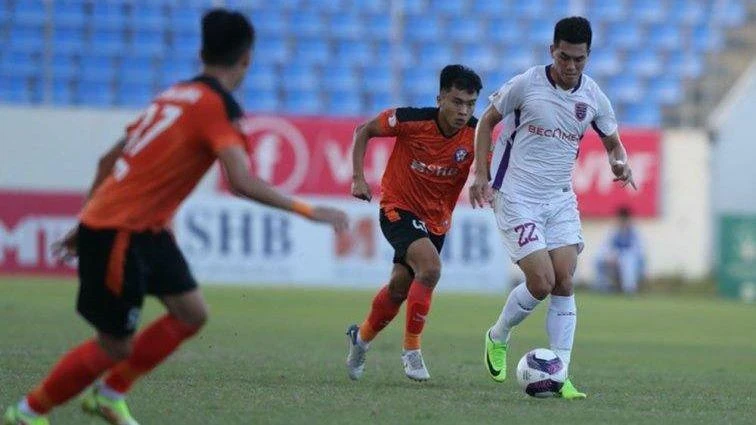 Pha tranh bóng giữa cầu thủ hai đội Becamex Bình Dương (áo trắng) và SHB Ðà Nẵng. (Ảnh VPF)