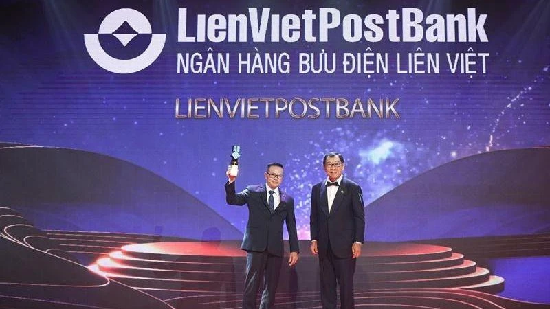 Phó Tổng Giám đốc Nguyễn Quý Chiến đại diện LienVietPostBank nhận giải thưởng.