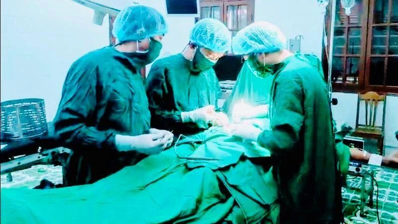 Ca mổ cấp cứu trong đêm trên đảo tiền tiêu Bạch Long Vĩ.
