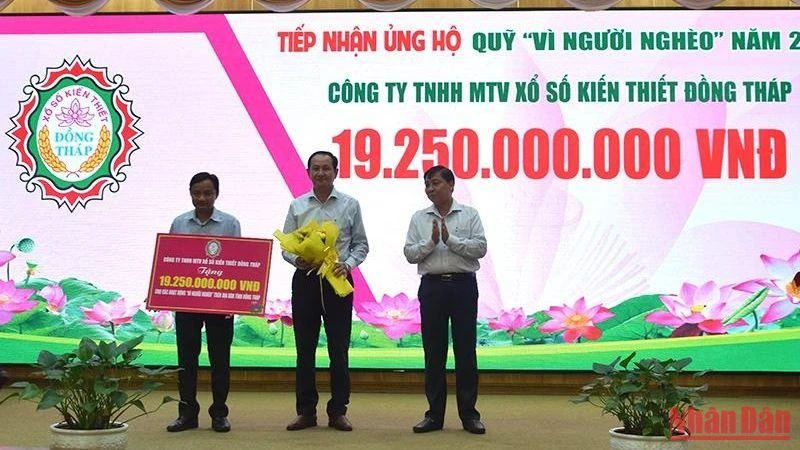 Đại diện Công ty TNHH MTV Xổ số kiến thiết Đồng Tháp ủng hộ hơn 19,2 tỷ đồng vào Quỹ “Vì người nghèo” tỉnh Đồng Tháp.