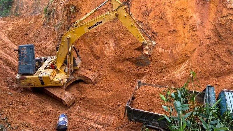 Khắc phục sạt lở trên tuyến Quốc lộ 49A.