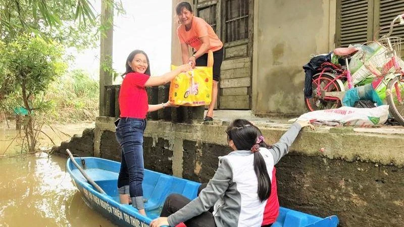 Tặng 400 phần quà hỗ trợ người dân bão, lũ ở Đà Nẵng và Thừa Thiên Huế 