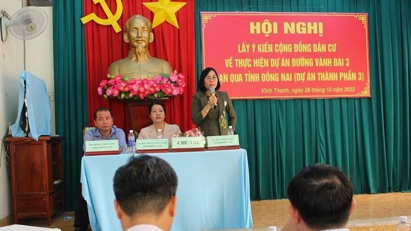 Lãnh đạo Ủy ban nhân dân tỉnh Đồng Nai trả lời ý kiến của người dân xã Vĩnh Thanh, huyện Nhơn Trạch.