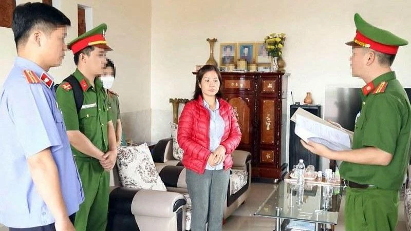 Cơ quan chức năng huyện Bảo Lâm thực hiện lệnh bắt tạm giam bị can Nông Thị Thu Huyền. 