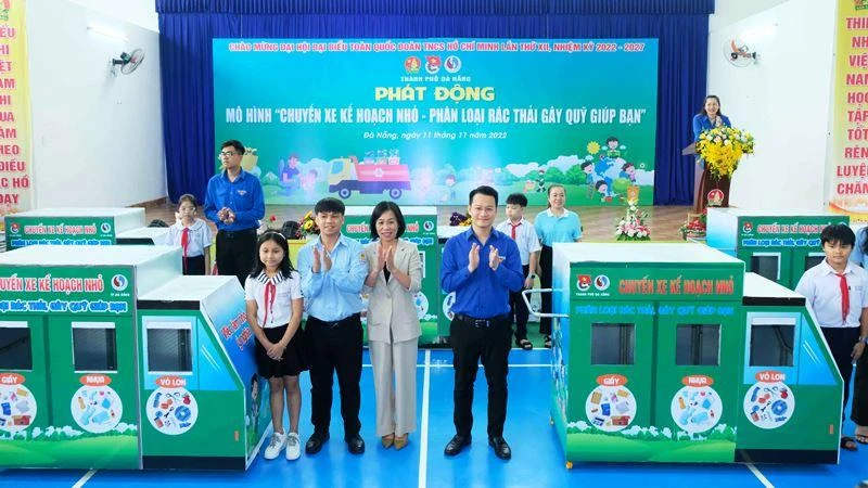 Trao tặng xe phân loại rác cho các trường.