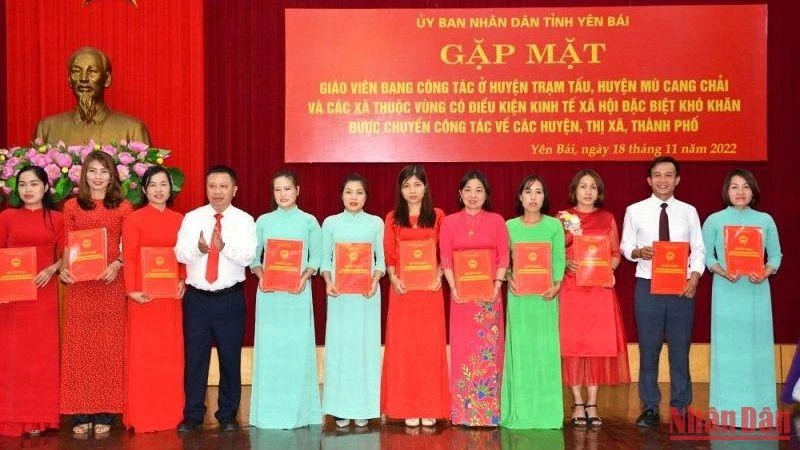 Giám đốc Sở Nội vụ tỉnh Yên Bái Nguyễn Văn Trọng trao quyết định cho giáo viên vùng đặc biệt khó khăn được chuyển vùng.