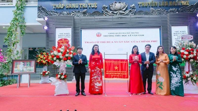 Đại diện Bộ Giáo dục và Đào tạo và Sở Giáo dục và Đào tạo Hà Nội thừa ủy quyền của Thủ tướng Chính phủ trao tặng Cờ thi đua xuất sắc cho tập thể cán bộ, giáo viên Trường tiểu học Lê Văn Tám.