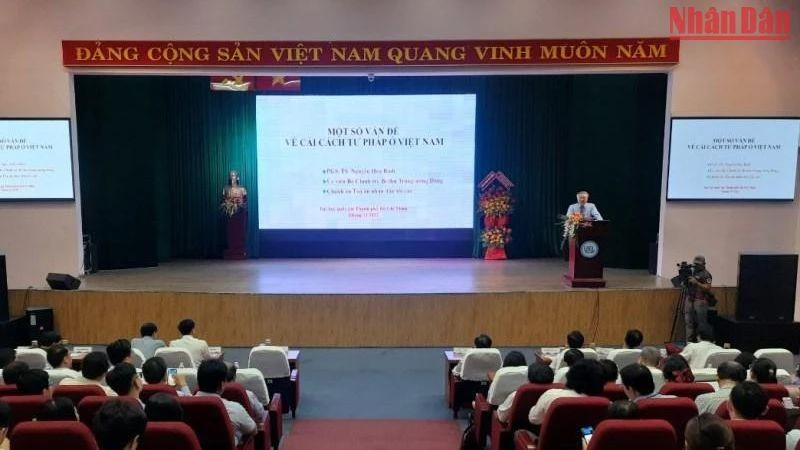 Quang cảnh buổi báo cáo chuyên đề về Nhà nước pháp quyền xã hội chủ nghĩa Việt Nam. 