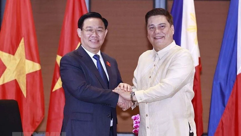 Chủ tịch Thượng viện Philippines Juan Miguel F. Zubiri và Chủ tịch Quốc hội Vương Đình Huệ tại hội đàm. (Ảnh: Doãn Tấn/TTXVN)