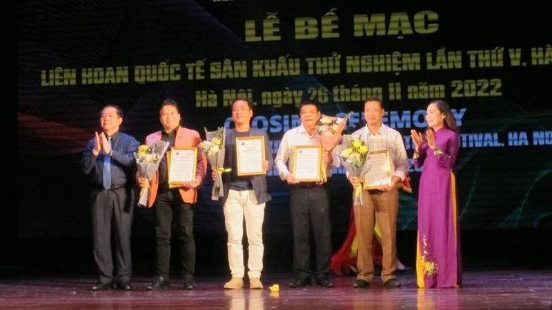 Trao Huy chương Vàng vở diễn cho các đơn vị đạt giải. 