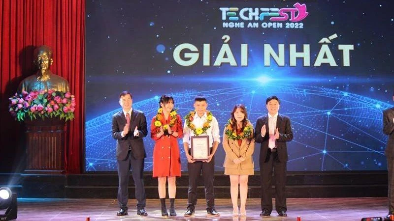 Thứ trưởng Khoa học và Công nghệ Bùi Thế Duy và Phó Bí thư Thường trực Tỉnh ủy Nghệ An Nguyễn Văn Thông trao giải Nhất cho nhóm tác giả.