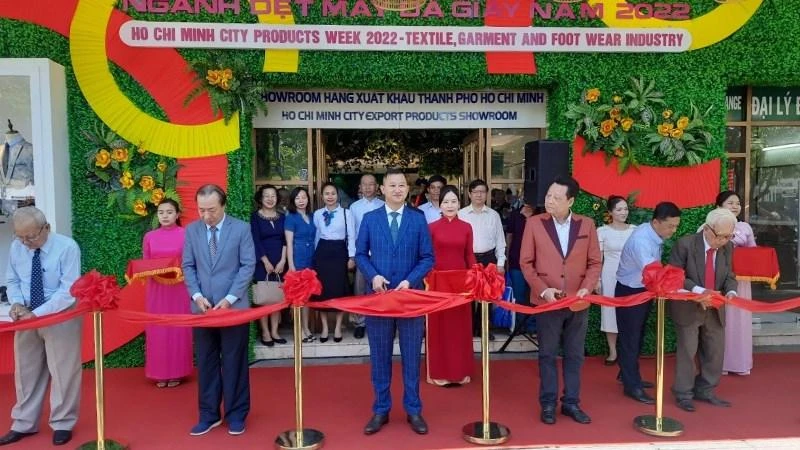 Nghi thức cắt băng khai mạc “Tuần lễ triển lãm sản phẩm ngành dệt may và da giày năm 2022”.
