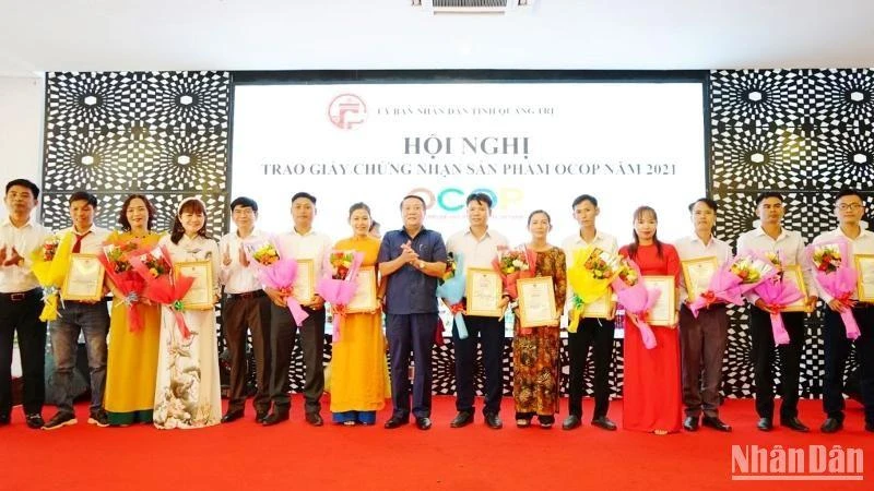 Phó Chủ tịch Thường trực Ủy ban nhân dân tỉnh Quảng Trị Hà Sỹ Đồng trao chứng nhận sản phẩm OCOP của tỉnh.