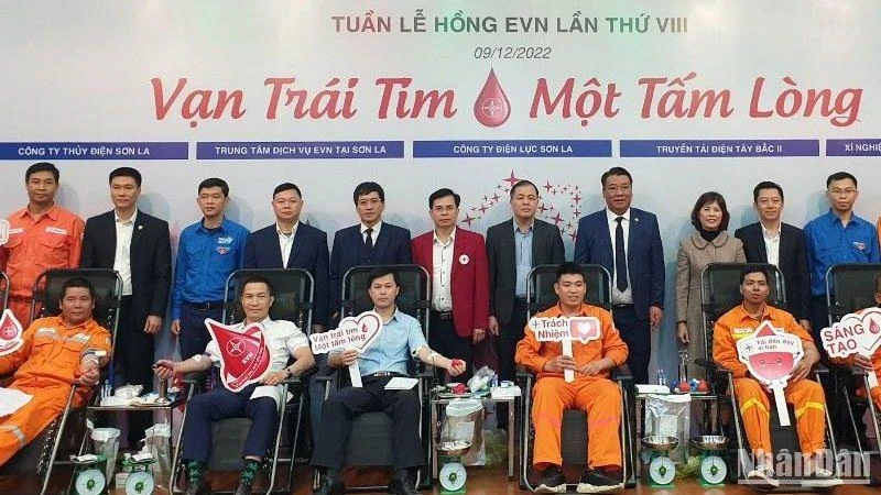 Các đơn vị tham gia chương trình “Tuần lễ hồng EVN”. 