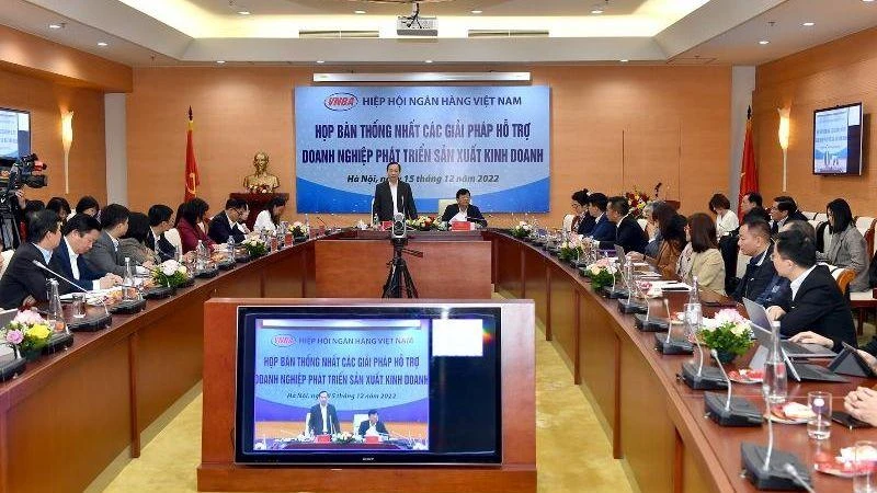 Toàn cảnh cuộc họp bàn thống nhất các giải pháp hỗ trợ doanh nghiệp.