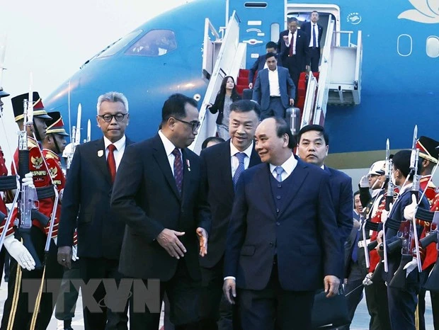 Lễ đón Chủ tịch nước Nguyễn Xuân Phúc tại sân bay quốc tế Soekarno-Hatta, Jakarta, Indonesia. (Ảnh: Thống Nhất/TTXVN) 