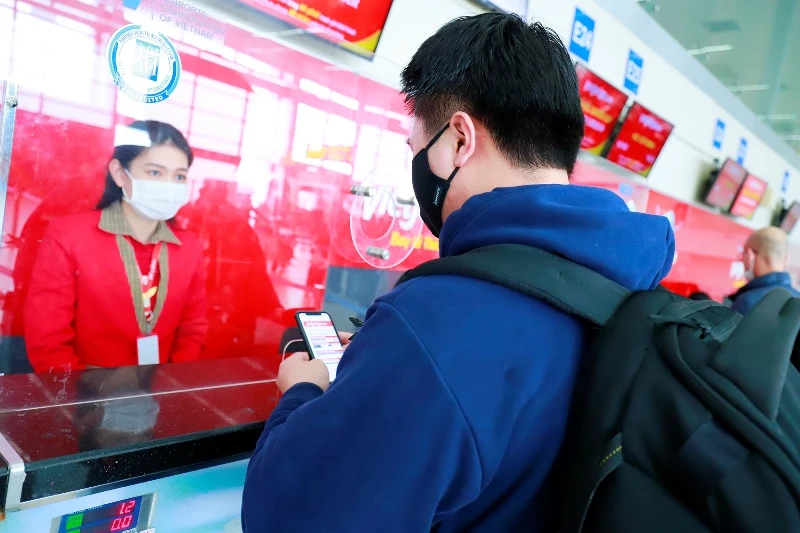 Hành khách làm thủ tục bay với Vietjet trong dịp cuối năm. (Ảnh: T.H)