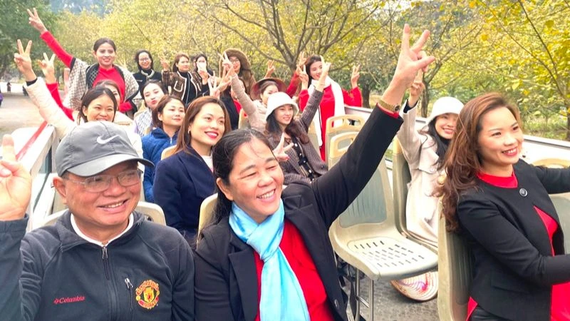 Tham quan Di sản Văn hóa và Thiên nhiên thế giới Tràng An bằng xe bus 2 tầng.