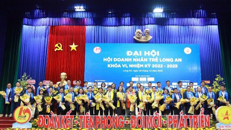 Ban Chấp hành Hội Doanh nhân trẻ tỉnh Long An khóa VI, nhiệm kỳ 2022–2025 ra mắt đại hội. 