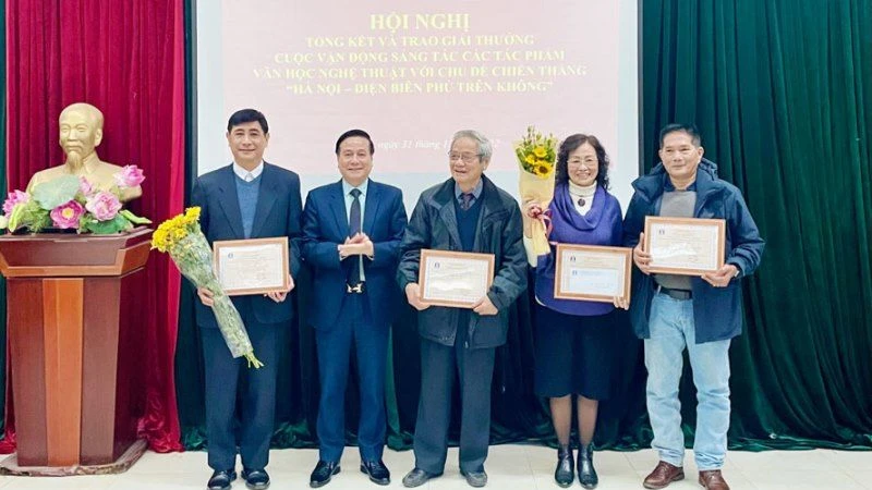 Trao giải Đặc biệt cho nhóm tác giả thực hiện phim tài liệu “Sinh năm 1972”.