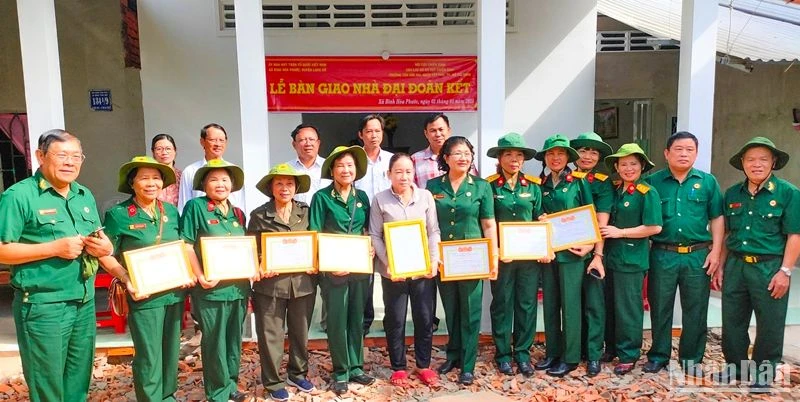 Bàn giao nhà đại đoàn kết tại xã Bình Hòa Phước, huyện Long Hồ vào ngày 2/1/2023. (Ảnh: BÁ DŨNG) 