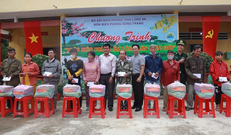 Người dân khó khăn vùng biên giới Long An nhận quà Tết tại Đồn Biên phòng Sông Trăng.