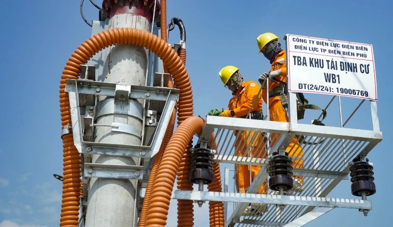 Công nhân Điện lực thành phố Điện Biên Phủ kiểm tra, bảo đảm an toàn hệ thống.