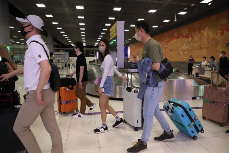 Khách du lịch đến sân bay Suvarnabhumi hôm 8/1. (Ảnh: Bangkok Post)