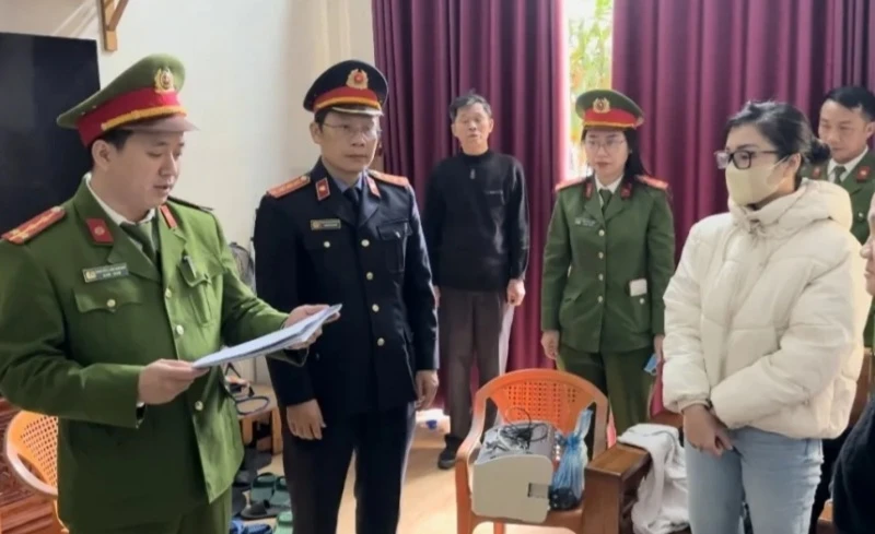 Công an Quảng Bình tống đạt quyết định khởi tố bị can đối với Nguyễn Hà Linh. (Ảnh: Công an Quảng Bình)
