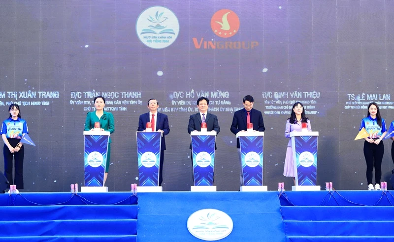 Đại biểu nhấn nút khởi động Dự án “Người dân Khánh Hòa nói tiếng Anh”.