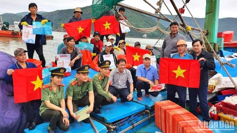 Ban Quản lý Cảng cá tỉnh Bình Định, Sở Nông nghiệp và Phát triển Nông thôn phối hợp Phòng Cảnh sát kinh tế (PC03), Công an Bình Định tặng quà Tết cho 20 ngư dân của Thị xã Hoài Nhơn, tỉnh Bình Định.