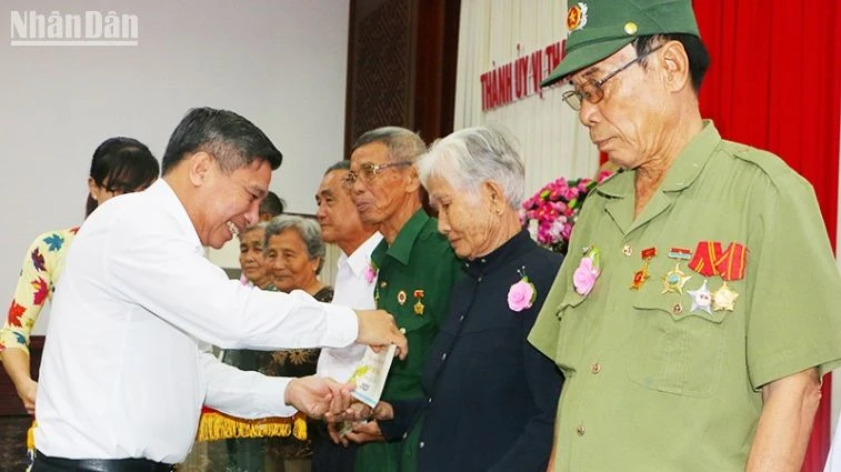 Lãnh đạo tỉnh tặng quà Tết cho người có công với cách mạng.