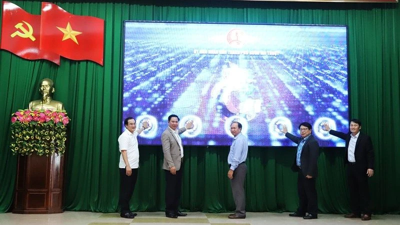 Lãnh đạo Thành ủy, Ủy ban nhân dân thành phố Buôn Ma Thuột ấn nút chính thức đưa ứng dụng (app) cà-phê và du lịch Buôn Ma Thuột đi vào hoạt động. 