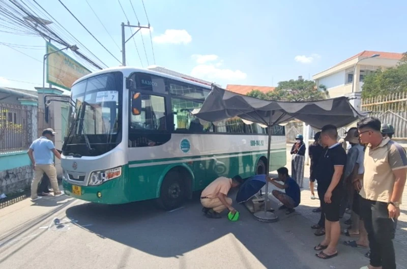 Lực lượng công an khám nghiệm hiện trường, điều tra làm rõ vụ tai nạn.