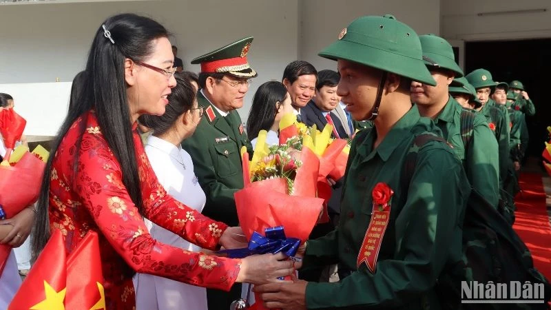 Bí thư Tỉnh ủy Quảng Ngãi Bùi Thị Quỳnh Vân tặng hoa, động viên tân binh thành phố Quảng Ngãi lên đường nhập ngũ. 