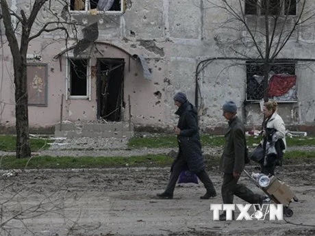 Người dân Ukraine sơ tán khỏi thành phố Mariupol. (Ảnh: THX/TTXVN)