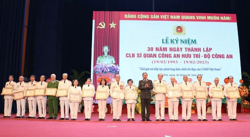 Bộ trưởng Công an Tô Lâm trao Bằng khen Bộ Công an tặng các tập thể, cá nhân xuất sắc.