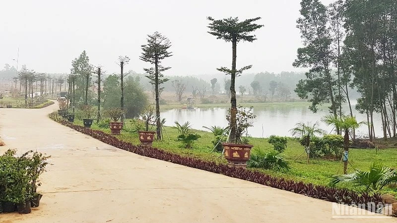Công trình đường bê-tông được xây dựng rất quy mô tại “Khu giáo dục trải nghiệm Trưng Vương Garden”. (Ảnh: Lâm Quang Huy)